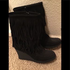 Fringed wedge boots
